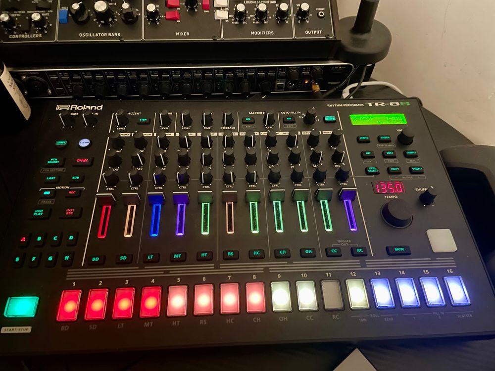 Roland TR-8S drum machine - като нов, гаранция, пълен комплект