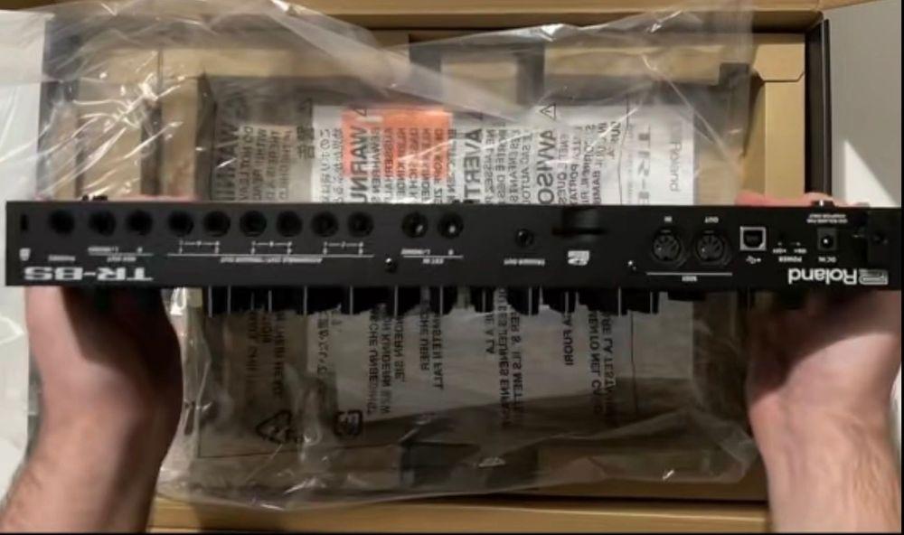 Roland TR-8S drum machine - като нов, гаранция, пълен комплект