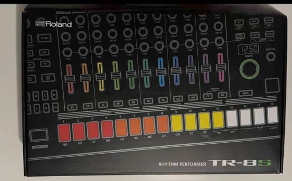 Roland TR-8S drum machine - като нов, гаранция, пълен комплект
