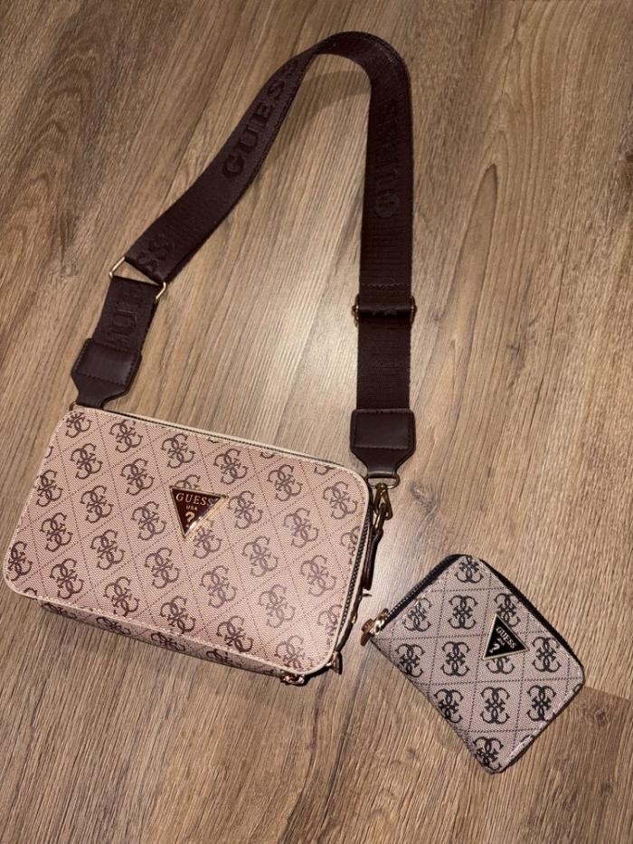 Чанта и портмоне Guess